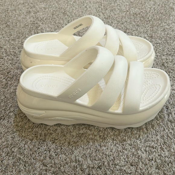 CROCS Shoes - CROCS White Mega Crush Triple Strap Size W8/M6
